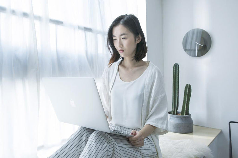 ساعة منزلية ملونة