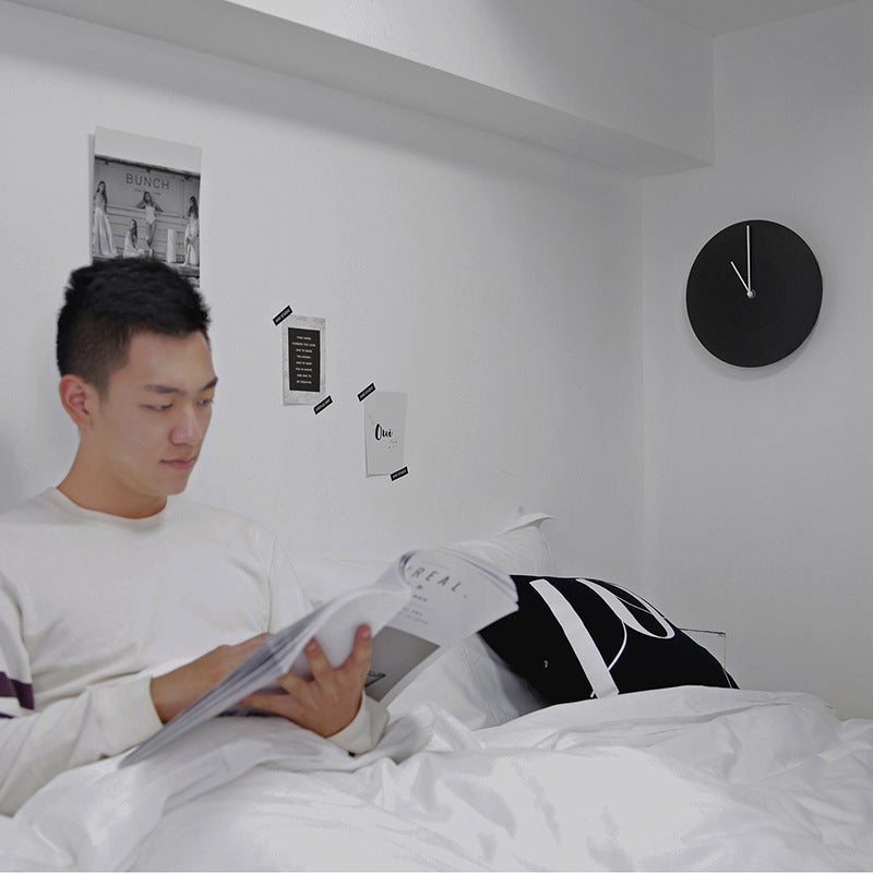 ساعة منزلية ملونة