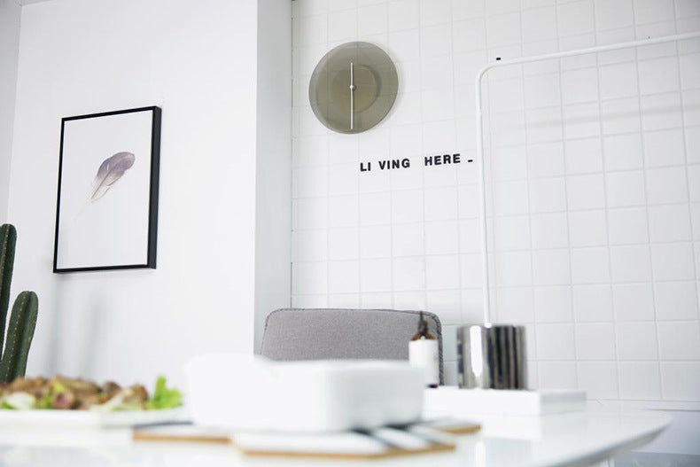 ساعة منزلية ملونة